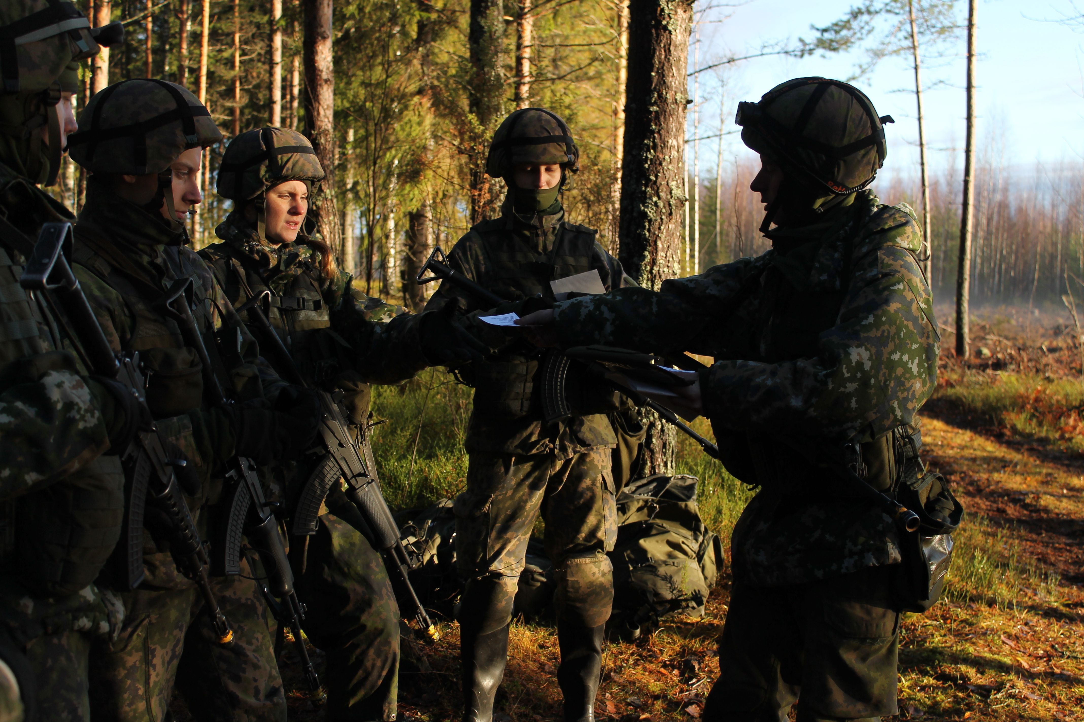 Varusmiespalvelus rajoittaa nuorten äänestysoikeutta