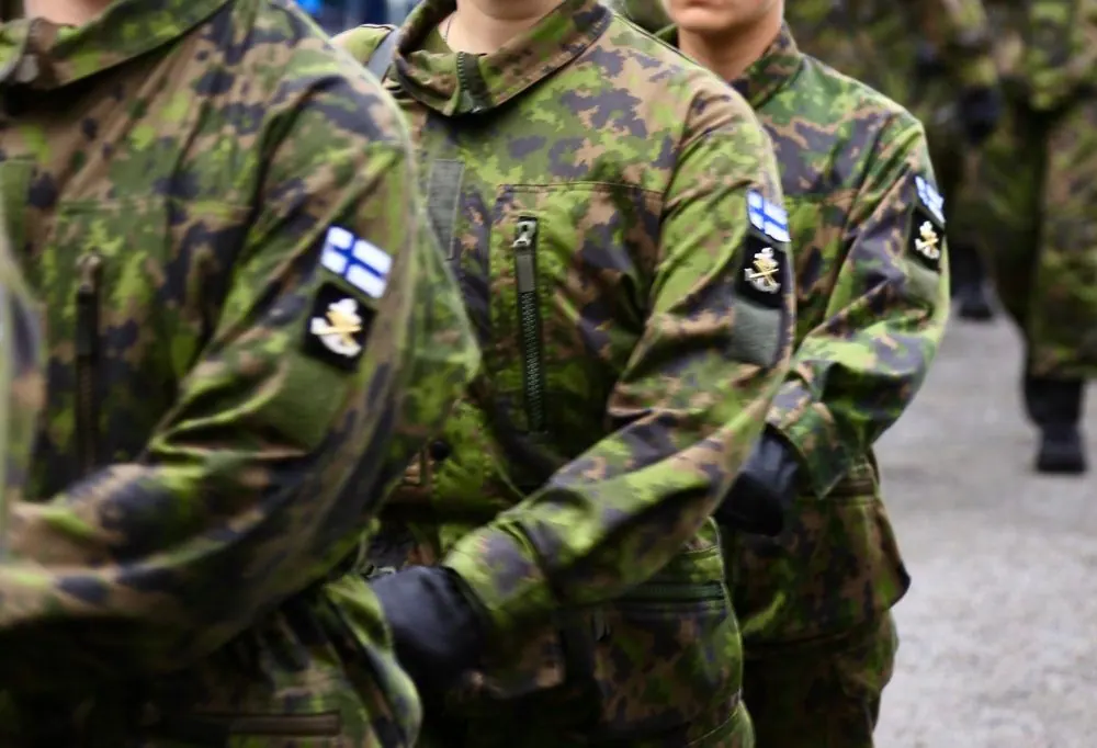 Vihdoin suurin osa eduskuntapuolueista kannattaa koko ikäluokkaa koskevaa asevelvollisuutta